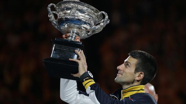 Novak Djokovic soulève pour la quatrième fois le trophée de l'Open d'Australie. [Dita Alangkara]