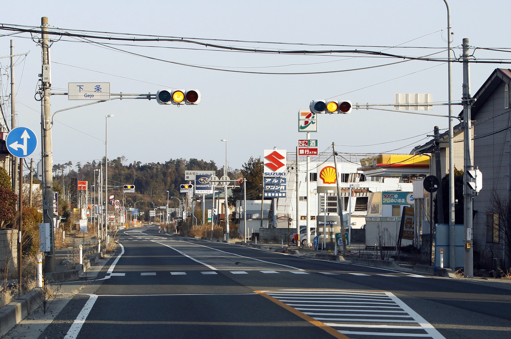 La route 6 qui traverse le village de Futaba, dans la zone d'exclusion de Fukushima. [Issei Kato]