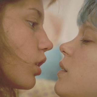 "La vie d'Adèle - chapitre 1 et 2" traite d'une passion amoureuse entre une adolescente et une fille aux cheveux bleus. Le film comporte des scènes de sexe très crues, dont l'une dure près de 7 minutes. [Wild bunch]