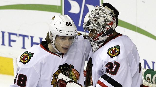 Patrick Kane (no88) et le gardien Ray Emery se congratulent: Chicago est en playoff! [Mark Humphrey]