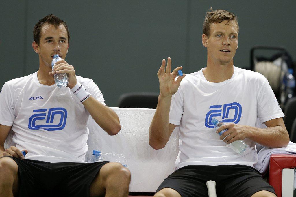 Berdych, ici avec Rosol, est prêt à en découdre avec les Suisses. [KEYSTONE - Salvatore Di Nolfi]