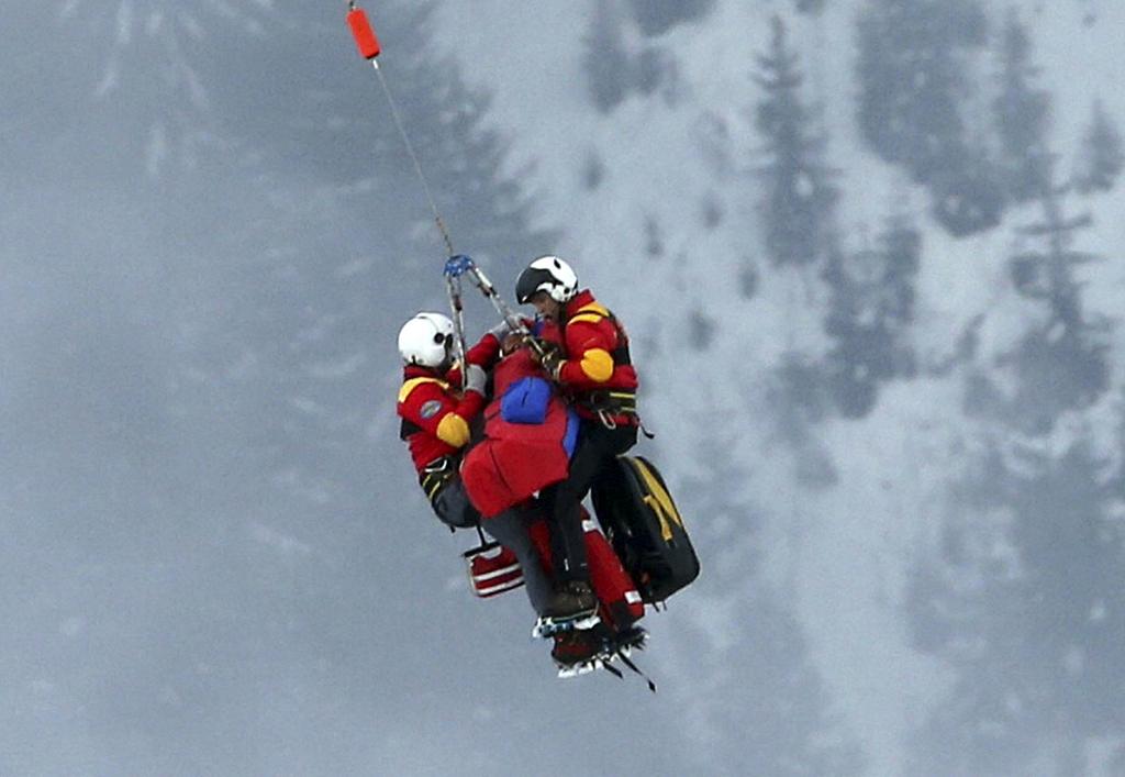 United States’ Lindsey Vonn is airlifted after crashing during the women's super-G course, at the Alpine skiing world championships in Schladming, Austria, Tuesday, Feb.5, 2013. Lindsey Vonn has been helicoptered to hospital from the Alpine skiing world championships after crashing and apparently hurting her right knee in the super-G race. (AP Photo/Luca Bruno) [KEYSTONE - Luca Bruno]