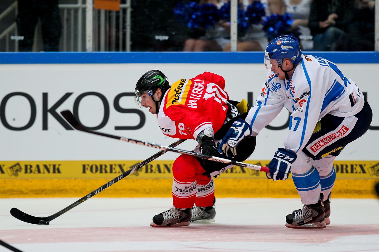 Denis Hollenstein (à gauche) a signé deux assists. [EQ Images - Pekka Rautiainen]