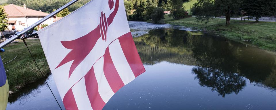 Un drapeau jurassien dans le village de Soubey. [Christian Beutler]