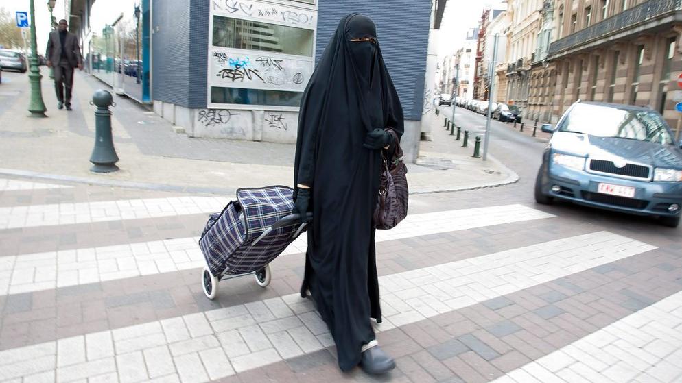 Le Tessin veut interdire le port de tout voile (sur la photo un niqab) sur la voie publique. [EPA/Julien Warnand]