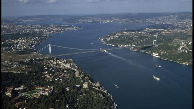 Un nouveau pont enjambera le Bosphore sur une longueur de 1,4 kilomètre et sera le pont ferroviaire suspendu le plus long du monde. [Luisa Ricciarini - Leemage]