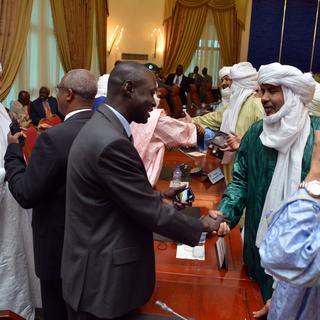 La délégation du gouvernement malien et celle des rebelles touareg mardi lors de la signature de l'accord à Ouagadougou. [AHMED OUOBA]