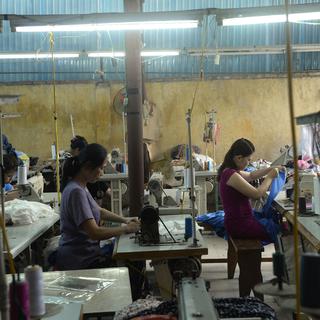 Comment s'assurer des conditions de travail dans les ateliers textiles asiatiques (ici, au Vietnam)? [Hoang Dinh Nam]