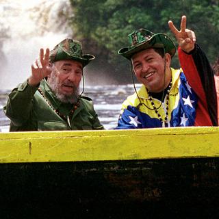 Sur cette image de 2001, Hugo Chavez pose avec Fidel Castro. [Egilda Gomez]