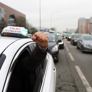 Jeudi 10 janvier: le poing rageur d'un chauffeur de taxi français durant une grève nationale de la branche pour protester contre un changement de législation. [Kenzo Tribouillard]