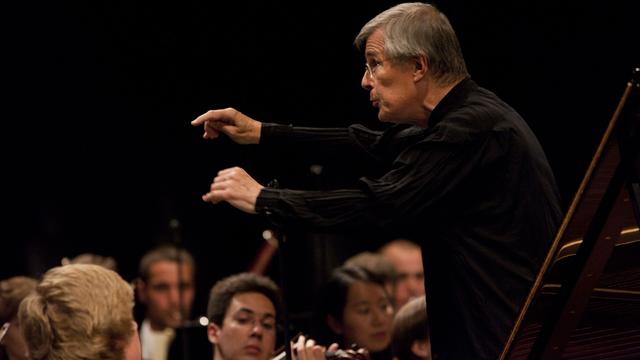 Christian Zacharias dirige le Verbier Festival Chamber Orchestra. [verbierfestival.com - Aline Paley]