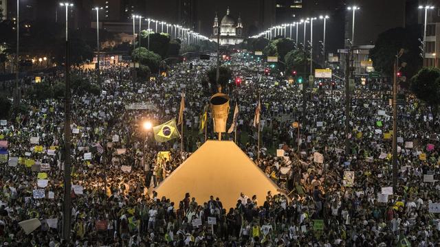 Ils étaient 300'000 à manifester contre la corruption et les investissements énormes pour le Mondial 2014 dans les rues de Rio de Janeiro. [EPA/OLIVER WEIKEN]