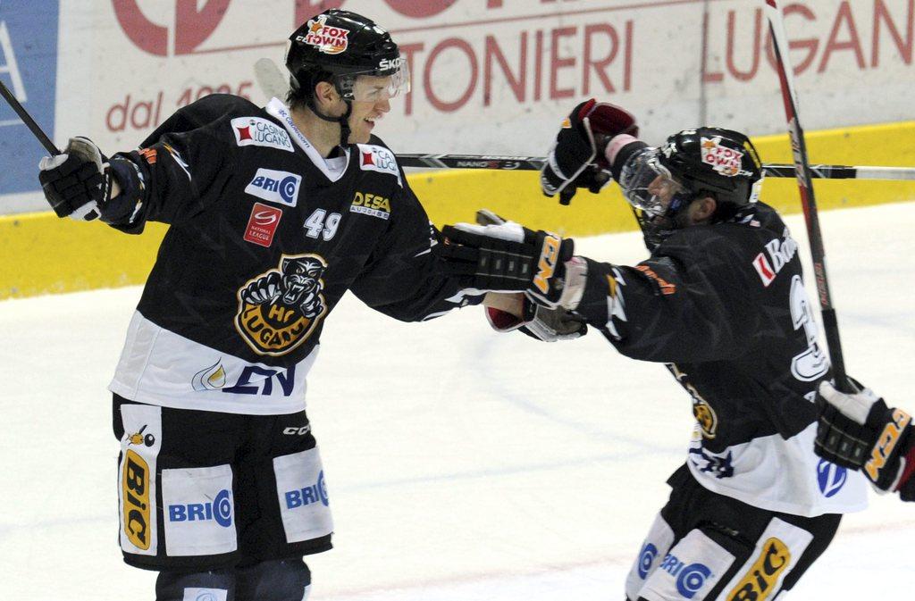 Hakkinen et Reuille jubilent. Le Finlandais vient d'inscrire le 3-2 pour Lugano dans la prolongation. [Karl Mathis]