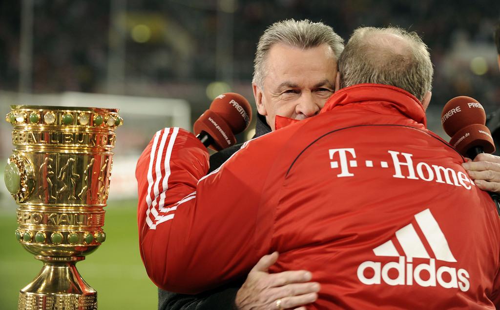 Hitzfeld dans les bras d'Uli Hoeness, à qui revient le mérite de la période faste du Bayern. [KEYSTONE - Martin Meissner]