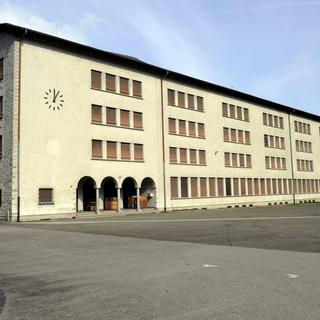 L'ancienne caserne de Losone au Tessin accueillera des requérants d'asile. [Karl Mathis]