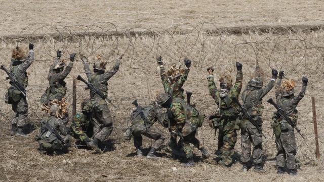 Des soldats de l'armée de la Corée du sud en train d'installer des barbelés près de la frontière avec la Corée du nord. [Ahn Young-Joon]