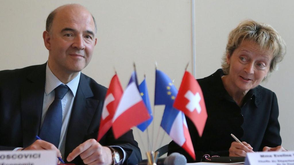 Pierre Moscovici et Eveline Widmer-Schlumpf. [AP/Keystone - Michel Euler]