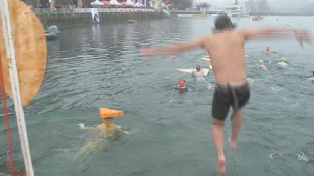 La baignade en eaux froides compte de plus en plus d'adeptes. [RTS]