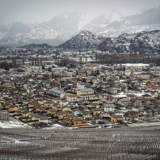 Le village de Bramois et la ville de Sion en second plan, en Valais. [Keystone - Olivier Maire]