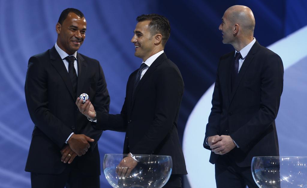 Cafu, Cannavaro et Zidane (de gauche à droite) ont eu l'honneur de procéder au tirage. [KEYSTONE - VICTOR R. CAIVANO]