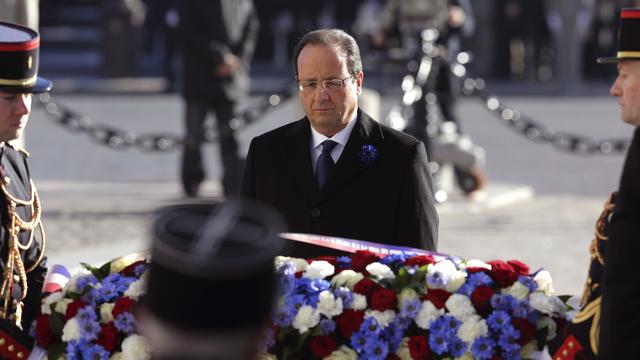 Le président français François Hollande a déposé lundi la traditionnelle gerbe sous l'Arc de Triomphe, à Paris.