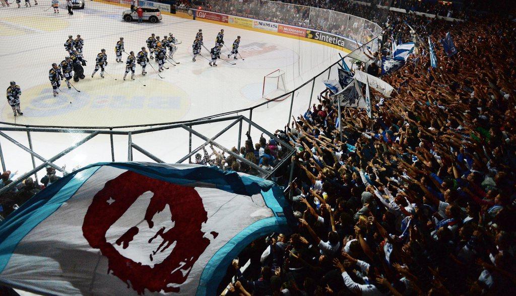 Les fans léventins ont salué comme il se doit le succès de leur équipe à la Valascia. [KEYSTONE - Carlo Reguzzi]