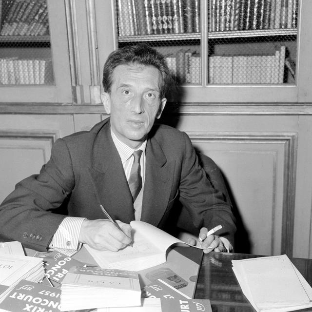 L'écrivain français Roger Vaillant dédicace son ouvrage "La loi" après avoir obtenu le Prix Goncourt en 1957.
