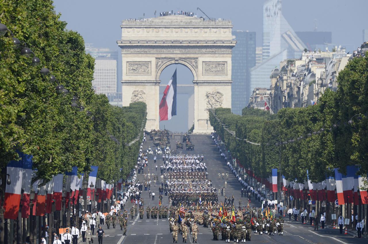 Les troupes maliennes en première ligne lors du défilé du 14 juillet. [AFP - LIONEL BONAVENTURE]