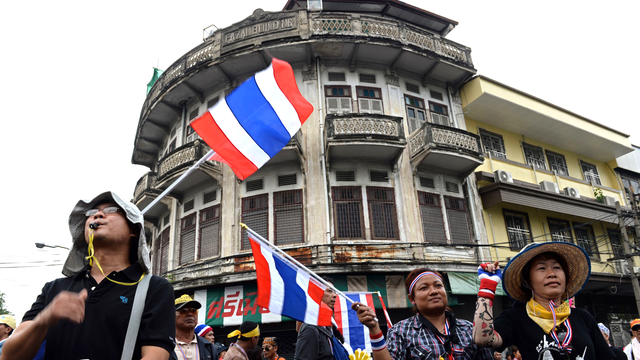 Les manifestants marchent ce mardi sur le Ministère de l'intérieur à Bangkok. [Christophe Archambault]