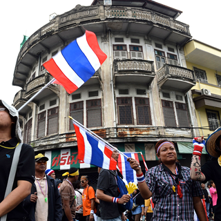 Les manifestants marchent ce mardi sur le Ministère de l'intérieur à Bangkok. [Christophe Archambault]