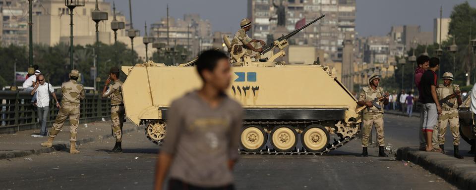 L'armée s'est déployée dans les rues du Caire alors que la tension ne cesse de monter. [AP Photos /Hassan Ammar]