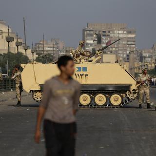 L'armée s'est déployée dans les rues du Caire alors que la tension ne cesse de monter. [AP Photos /Hassan Ammar]