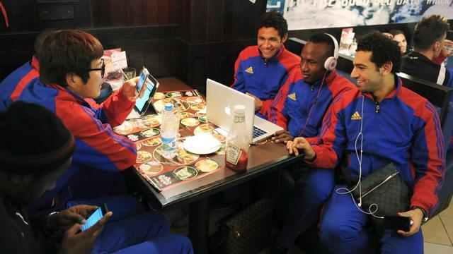 Les Bâlois ont suivi le tirage au sort dans un restaurant de l'aéroport de Saint-Pétersbourg. [KEYSTONE - STEFFEN SCHMIDT]