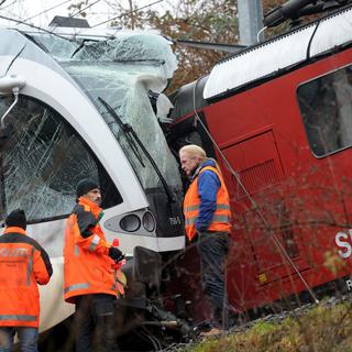Les deux RER sont entrés en collision à proximité de la gare de Neuhausen-am-Rheinfall (SH). [Steffen Schmidt]
