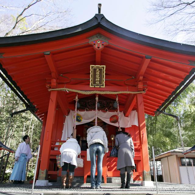 Prière dans un temple de Hakone, au pied du Fuji. [Michael Caronna]