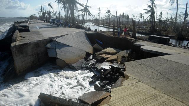 De nombreuses routes, aéroports et ponts ont été détruits par la tempête ou sont recouverts de débris, comme ici à Palo sur l'île de Leyte. [NOEL CELIS]