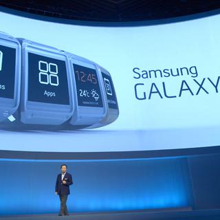 Samsung a devancé Apple en présentant sa "smart watch" mercredi soir, lors d'un show à Berlin. [Rainer Jensen]