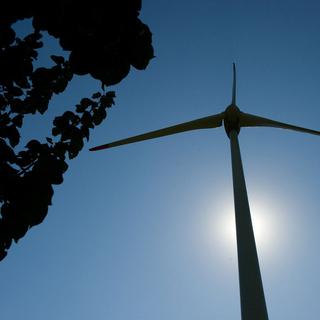 Le projet prévoit quatre nouvelles éoliennes dans la région de Charrat-Saxon. [Keystone - Jean-Christophe Bott]