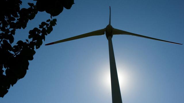 Le projet prévoit quatre nouvelles éoliennes dans la région de Charrat-Saxon. [Keystone - Jean-Christophe Bott]