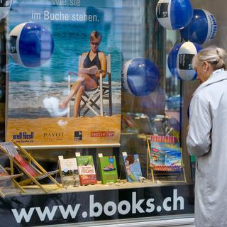 Guides touristiques dans la vitrine d'une librairie à St-Gall. [Martin Ruetschi]