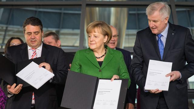Sigmar Gabriel (SPD), Angela Merkel et Horst Seehofer (CSU) ont présenté l'accord ce vendredi matin à Berlin.