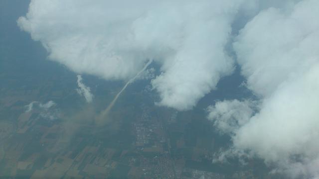 Vue aérienne d'une tornade sur le nord de l'Italie. [David Neuhaus]