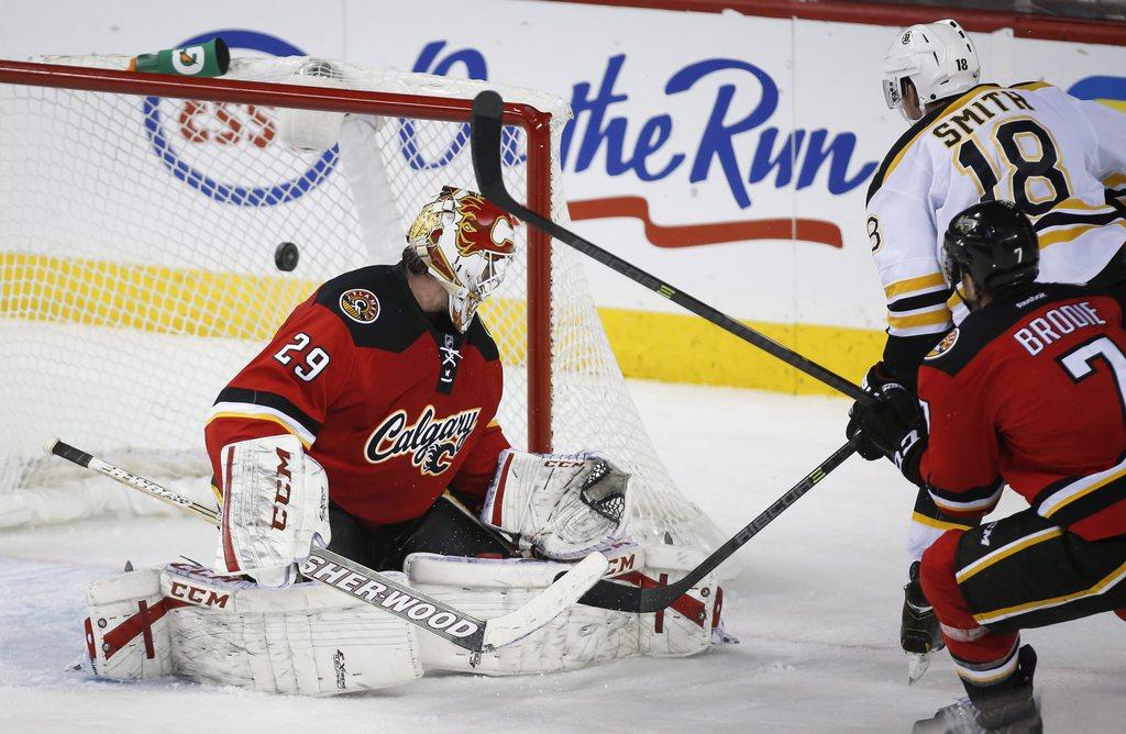 La soirée n'a pas souri à Reto Berra, ici battu par Reilly Smith. [KEYSTONE - AP Photo/Jeff McIntosh]