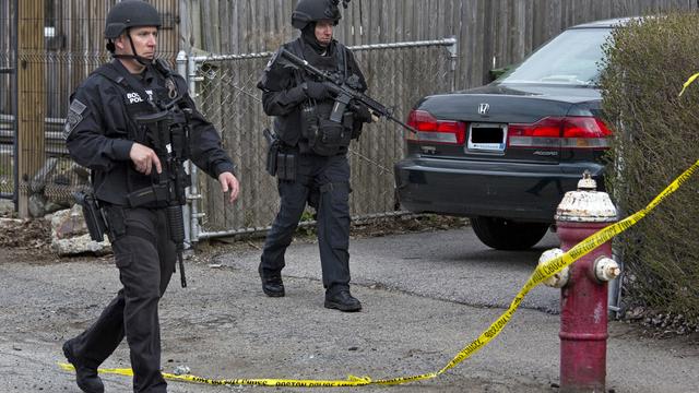 Les importantes forces de police traquent le frère du suspect abattu plus tôt dans la journée dans un quartier résidentiel de Boston.