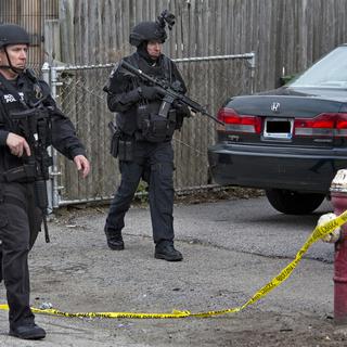 Les importantes forces de police traquent le frère du suspect abattu plus tôt dans la journée dans un quartier résidentiel de Boston.