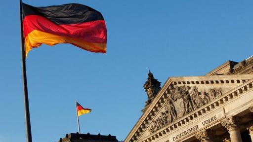 Drapeau allemand devant le Reichstag, à Berlin