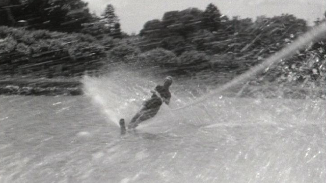 Ski nautique à Genève en 1964. [RTS]