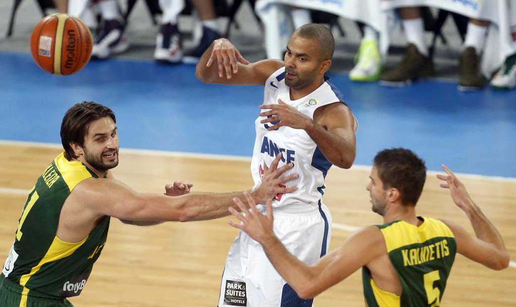 Les Lituaniens s'y mettent à deux pour contrer Tony Parker, en vain. [Darko Bandic]