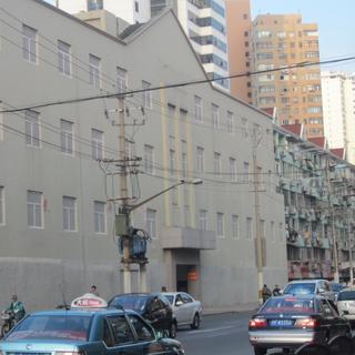 De faux bâtiments dans de vrais quartiers d'habitation. Pour embellir l'allure des villes chinoises, les autorités construisent des décors au milieu des mégapoles. [Raphaël Grand]