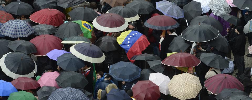 Place St-Pierre, la foule se presse sous la pluie en ce deuxième jour de conclave. [FILIPPO MONTEFORTE]